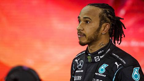 Lewis Hamilton jäi kakkoseksi Abu Dhabin GP:ssä kyseenalaisten vaiheiden jälkeen.