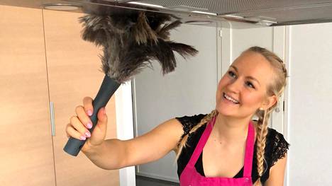 Pirkanmaalainen Auri Kananen, 27, on työskennellyt yli kymmenen vuotta siivousalalla. Viimeiset neljä vuotta hän on toiminut palveluesimiehenä.