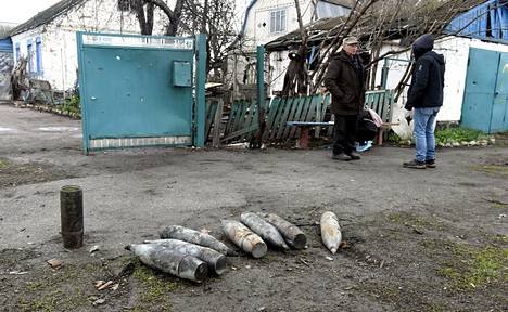 Pihoilta löytyneitä räjähtämättömiä venäläisiä tykinammuksia Andriivkassa.