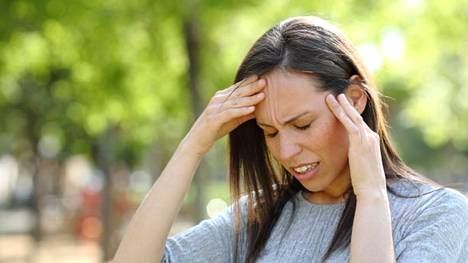 Puutiaisaivotulehdukseen liittyy flunssan kaltaisia oireita kuten lievää kuumetta, päänsärkyä ja lihassärkyä. 