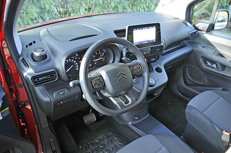 Citroënin ohjaamo on tavanomaisempi kuin Peugeot’n (alla), mutta silti perustoimiva.