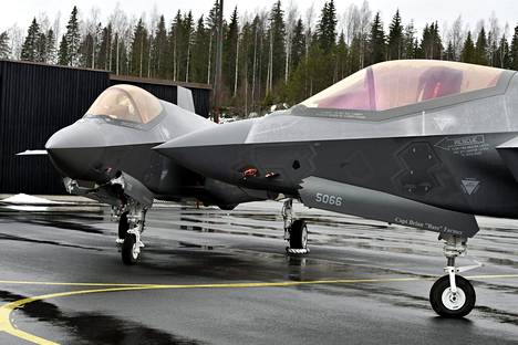 –Hallitusohjelmassa on sovittu, että Hornetit korvataan täysimääräisinä, Kaikkonen muistuttaa. Kuvassa yksi Hornetien seuraajaehdokas Lockheed Martinin F-35 Pirkalan lentokentällä helmikuussa.