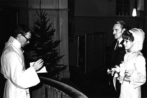 Joulukuu 1968. ”Karkasimme Åken kanssa vähän salaa vihille. Hääkirkko oli Tukholman ulkopuolella, Hägerstenissa. Meidät vihki pastori Lounela.”