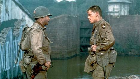 Kapteeni Miller (Tom Hanks) ja sotamies Ryan (Matt Damon) kohtaavat elokuvan loppupuolella.