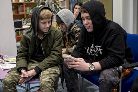 Alexander Rehn ja Jonne Haakana viettivät perjantai-iltaa Kalajärven kirjastolla.