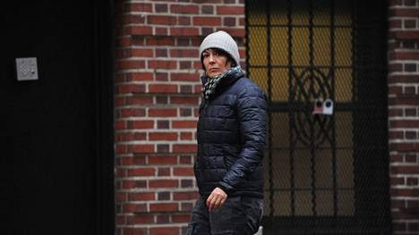 Ghislaine Maxwellin oikeudenkäynti käydään tiistaina. Kuvassa Maxwell kotitalonsa edustalla Manhattanilla vuonna 2015.