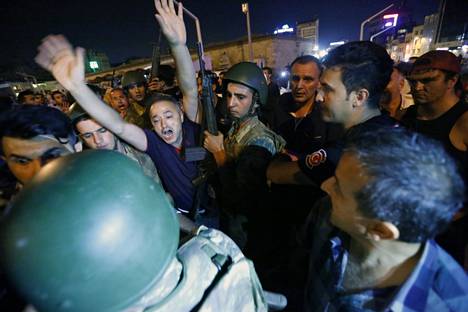 Turkkilaisia sotilaita antautumassa poliiseille Taksim-aukiolla Turkin Istanbulissa heinäkuussa 2016. Gülen-liikettä on syytetty vallankaappauksen järjestämisestä.