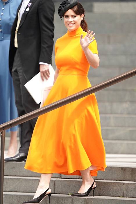 Yorkin prinsessa Eugeniella oli yllään räikeän oranssi mekko, jota koristivat mustat kengät ja hattu.