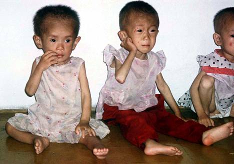 Aliravitsemuksesta kärsiviä pohjoiskorealaisia lapsia kuvattiin Kangwonin maakunnassa heinäkuussa 1997, kun kansainväliset avustusjärjestöt pääsivät viemään apua maahan.