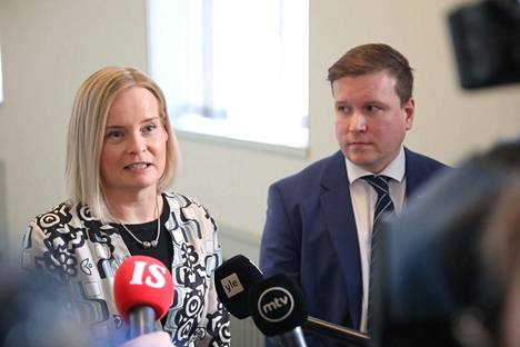 Perussuomalaisten Riikka Purra ja Ville Tavio kannattavat viisumikieltoa.