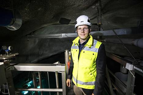 Helen Oy:n tuoteryhmäpäällikkö Anssi Juvonen tuntee Esplanadin lämpöpumppulaitoksen salat.