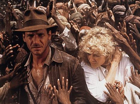Indiana Jones (Harrison Ford) ja Willie (Cate Capshaw) kohtaavat Intiassa myös köyhyyttä ja julmuuksia.