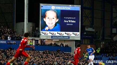 Ava Whitea muistettiin Liverpoolissa jalkapallo-ottelussa. Trent Alexander-Arnold (etualalla) muisti tyttöä myös paitansa kirjoituksessa.