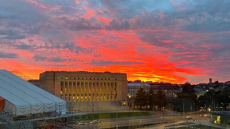 Helsingin taivas leiskui punaisena tiistai-iltana.