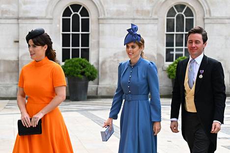 Yorkin prinsessasiskokset, Eugenie ja Beatrice, olivat pukeutuneet perjantain juhlallisuuksiin värikkäästi. Kuvassa myös Beatricen aviomies Edoardo Mapelli Mozzi.