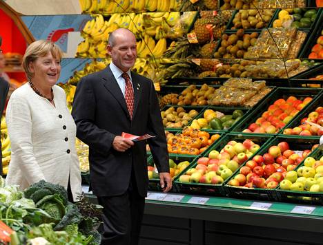 Elokuussa 2009 Karl-Erivan Haub esitteli Tengelmann-konsernin supermarketia kampanjakiertueella olleelle Saksan liittokansleri Angela Merkelille.
