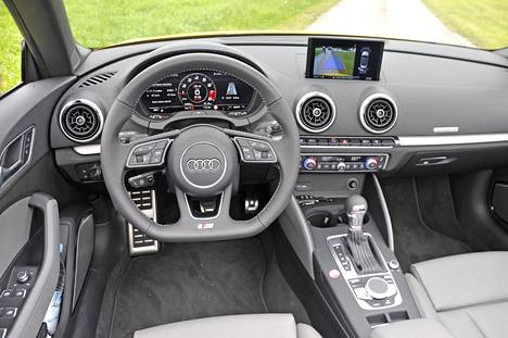 Virtuaalimittariston saa nyt ensimmäisen kerran myös Audi S3:een. MMI radio plus seitsemän tuuman näytöllä on vakiovaruste.