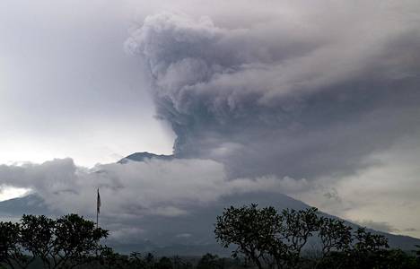 Annakaisa Vääräniemi kertoo, että tulivuoresta peräisin oleva savu ja tuhka tuntuvat keuhkoissa Ubudissa, joka sijaitsee linnuntietä noin 30 kilometrin päässä vuoresta.