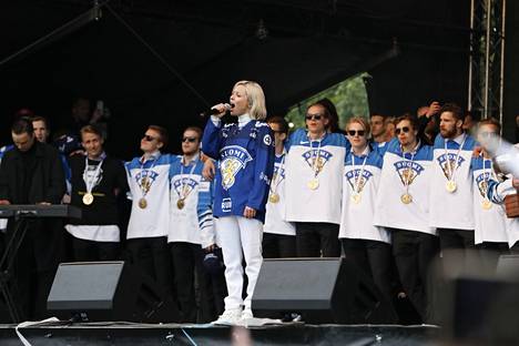Kiekkofanit kuuntelivat herkistyneinä Paula Vesalan tulkintaa kauniista Finlandia-hymnistä.