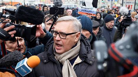 Sittemmin oppositiohahmona tunnettu Venäjän entinen pääministeri Mihail Kasjanov puhui tiedotusvälineille oppositiopoliitikko Boris Nemtsovin murhan 5-vuotispäivän kunniaksi järjestetyssä mielenosoituksessa helmikuussa 2020.