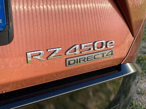 Neliveto on Lexuksella nimetty Direct4:ksi. Ajossa toteutus on etuvetopainotteinen ja takapyörät tulevat enemmän mukaan vain tarvittaessa.