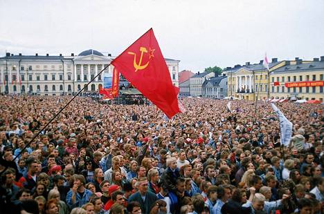Monet suomalaiset muistavat Puna-armeijan kuoron myös mahtipontisista Neuvostoliiton aikaisista kappaleista. Niistä tunnetuin on toki Neuvostoliiton kansallislaulu. Kuva on Leningrad Cowboysin ja Aleksandrovin kuoron yhteiskonsertista Helsingissä vuonna 1993.