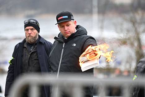 Äärioikeistolainen Rasmus Paludan poltti Koraanin Tukholmassa Turkin suurlähetystön edustalla lauantaina.