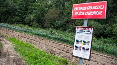 Puolan ja Valko-Venäjän väliselle rajalle on pystytetty piikkilankaeste.