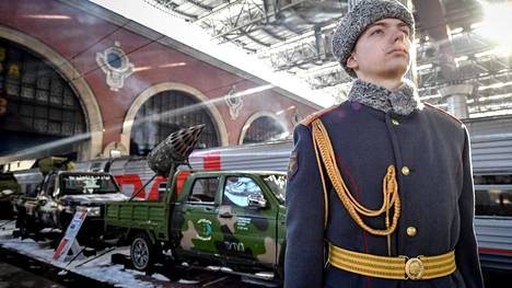Venäjän puolustusministeriön kokoama Syyrian sotasaaliiden junanäyttely lähti lauantaina liikkeelle Moskovasta. Sotilaat seisoivat kunniavartiossa näyttelyjunan edustalla.