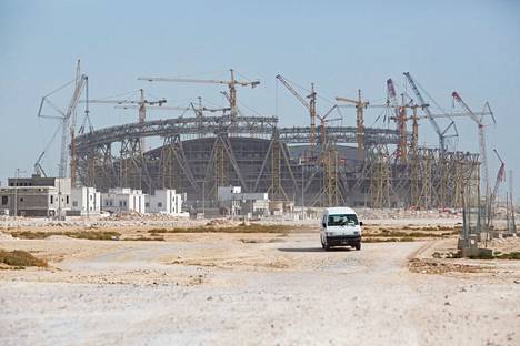 Qatarin stadionien rakennustyömailla kuoli raporttien mukaan tuhansia työntekijöitä.