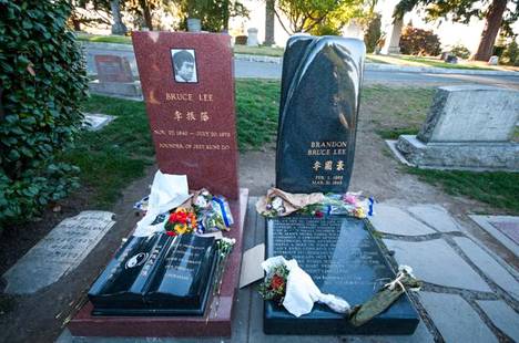 Bruce Lee ja hänen poikansa Brandon Lee saivat viimeiset lepopaikkansa toistensa vierestä.