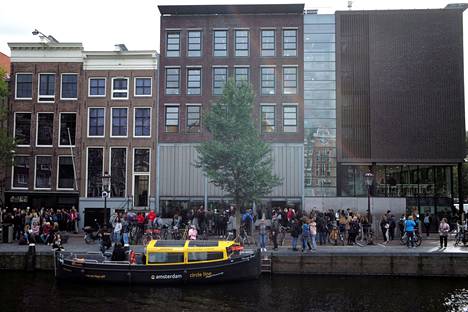 Anne Frank piileskeli perheensä kanssa Amsterdamin Jordaanissa toimistorakennuksessa vuodet 1942–1944. Nykyisin talo on museona.