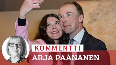 Perussuomalaisten puheenjohtaja Jussi Halla-aho poseerasi selfietä varten yhdessä puolueen kolmannen kauden kansanedustajan Arja Juvosen kanssa huhtikuussa.