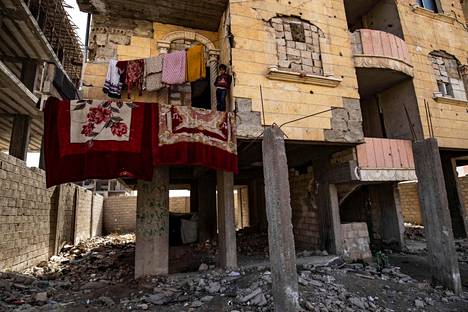 Syyrian taloutta painaa myös sisällissota, joka on riehunut maassa yli 10 vuotta. Kuvassa Raqqan kaupungissa sijaitseva sodassa vahingoittunut rakennus keskiviikkona.