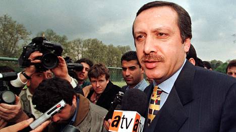 Istanbulin pormestarina Recep Tayyip Erdogan sai paljon hyvää aikaan. Kuva on maaliskuulta 1998.