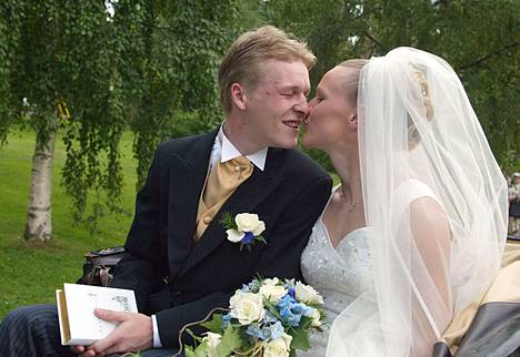 Toni ja Veera Nieminen vihittiin Leppävirralla heinäkuussa 2003.