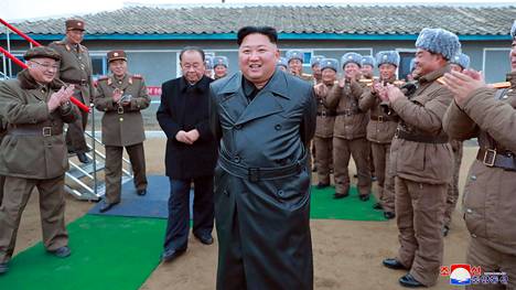 Pohjois-Korean valtion uutistoimisto KCNA julkaisi perjantaina kuvan tyytyväisen näköisestä Kim Jong-unista asekokeen yhteydessä.