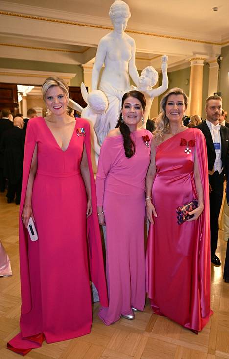 Leidit pinkissä: kansanedustajat Sofia Vikman, Sari Sarkomaa ja Maria Guzenina.