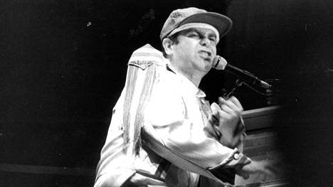 Elton John vuonna 1982.