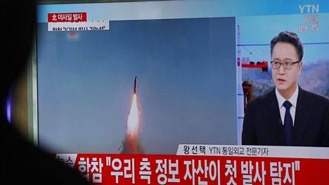 Pohjois-Korean ohjusten laukaisua seurattiin televisiosta naapurimaa Etelä-Koreassa maanantaina.