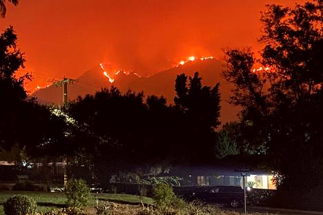 Maastopalot lähestyivät uhkaavasti Sierra Madren ja Arcadian yhteisöjä Kaliforniassa 13. syyskuuta.