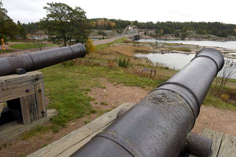 Vanhoja venäläisiä tykkejä Bomarsundin linnoituksessa.