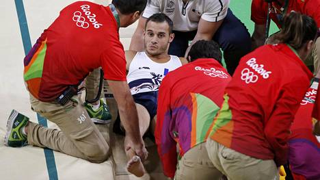 Ranskan Samir Ait Said saa apua vakavan loukkaantumisen jälkeen.