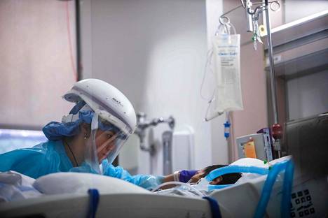 Yhdysvaltain rokotuskampanja on käynnistynyt hitaasti. Suojavarusteisiin pukeutunut sairaanhoitaja tarkkaili koronaviruspotilaan tilaa sairaalan teho-osastolla Tarzanassa, Kaliforniassa 3. tammikuuta.