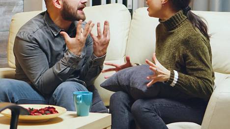 Pariskuntaa, joka ei ikinä riitele, pidetään usein outona. Riitelemättömyys vaatii sen, että molemmat kuuntelevat toisiaan ja antavat arvoa toisen sanoille, asiantuntija sanoo.
