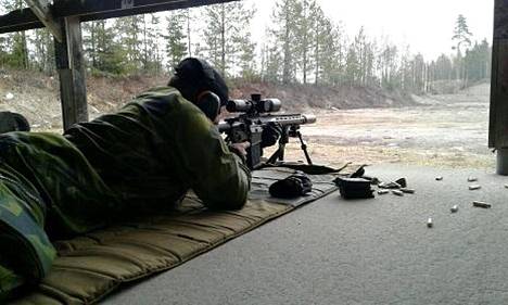 Suomi ja Ruotsi solmivat käsiaseita koskevan tiedonvaihtosopimuksen viime huhtkuussa. Kuvassa Ruotsin puolustusvoimien materiaalipäällikkö, prikaatikenraali Mikael Frisell ampumassa uudella K22-kiväärilä Suomessa viime keväänä.