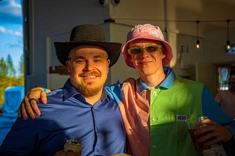 Anssi Tarvainen ja Kalle Rovanperä poseerasivat yhdessä juhannusjuhlissa.