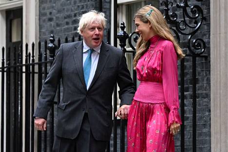 Oikea pääministeri Boris Johnson ja vaimo Carrie Johnson kuvattiin pääministerin virka-asunnon ulkopuolella 6. syyskuuta, jolloin oli Johnsonin viimeinen päivä Britannian pääministerinä.