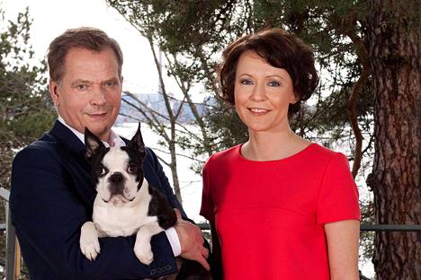 Mäntyniemessä vuonna 2012 otetussa valokuvassa posaarasi myös presidenttiparin koira Lennu.