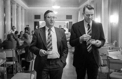 SDP:n puheenjohtaja Kalevi Sorsa ja pääministeri Mauno Koivisto keskustelivat eduskunnan kahvilassa marraskuussa 1979.